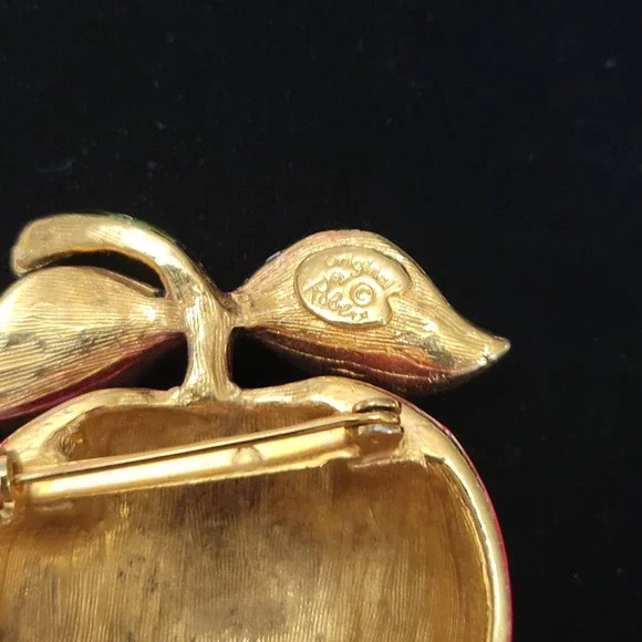 Vintage ORIGINAL BY ROBERT Signed Enamel Red Apple Worm‎ Brooch Teacher School - Picture 4 of 4